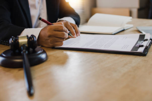How to Choose the Right Attorney for Your Business Litigation Needs?